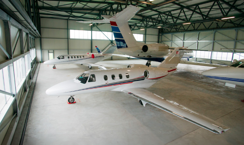 Spacious and well-equipped hangar facility at St. Gallen FBO, accommodating business jets of all sizes and offering top-notch aircraft maintenance and services.